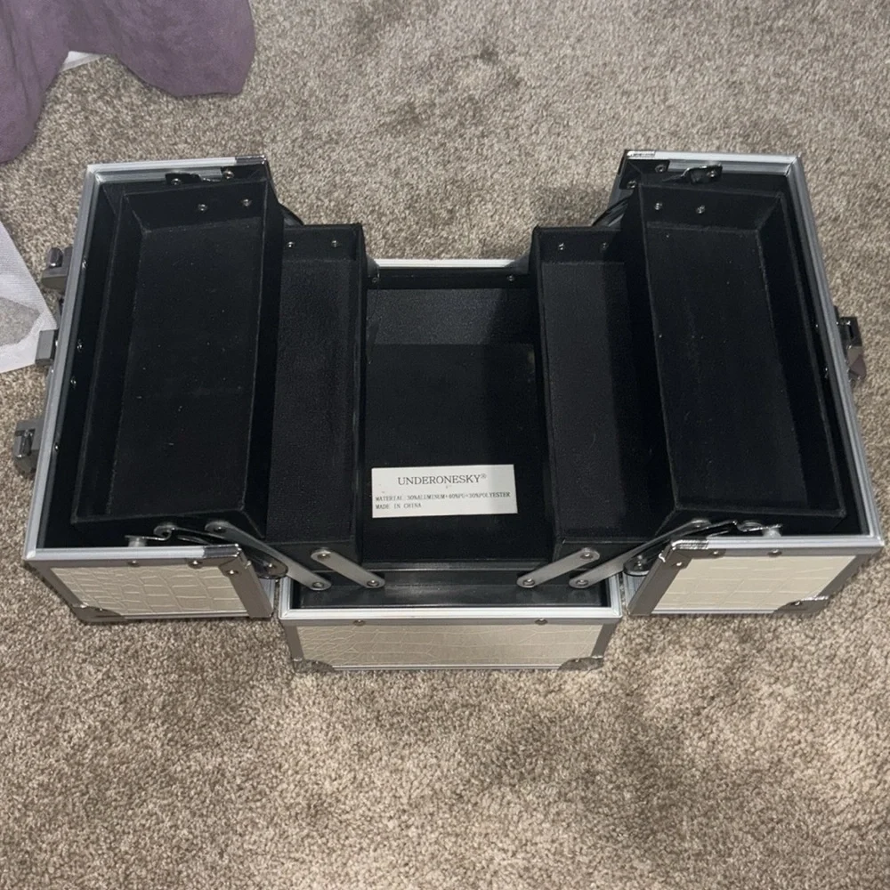 Makeup/jewelry storage box